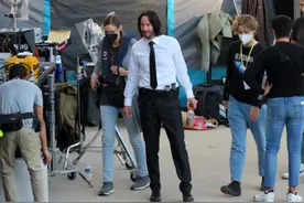 《疾速追杀4》新片场照 西装暴徒基努现身图片