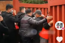 场面失控！河南“大宋武侠城”免票首日一旅游团拒绝预约强行闯入，有人摔倒在地图片