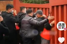 场面失控！河南“大宋武侠城”免票首日一旅游团拒绝预约强行闯入，有人摔倒在地图片