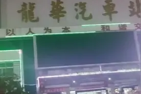 深圳龙华汽车站安装喷淋驱逐流浪汉？网友：打工人太苦了图片