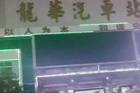 深圳龙华汽车站安装喷淋驱逐流浪汉？网友：打工人太苦了图片