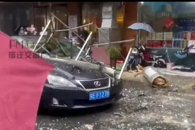 江苏一小区大风刮落太阳能热水器砸中路过轿车，车内一家三口幸无恙图片