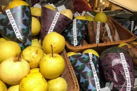 买椟还珠？上海Prada菜场外，打卡女子拍完照直接扔掉菜看呆路人图片