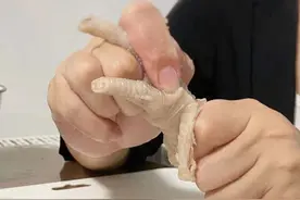 涨知识！徒手掰的无骨鸡爪，如何吃得放心？其实连代餐粉都用同样办法图片