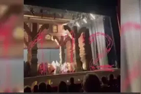 视频曝光！俄罗斯国家大剧院演出时发生事故，一演员被掉落的布景饰物砸中后死亡视频封面