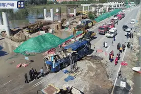 河北平山县载51人通勤班车涉水倾覆事故最新进展：2人死亡、12人失联图片