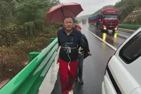 这位背孩子在雨中奔跑的父亲，感动无数网友图片