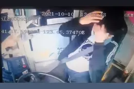 辽宁本溪一女子持铁锤打伤公交司机，警方：涉事女子患精神疾病图片