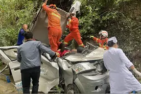 冲出护栏！贵州一小货车坠下20米高架桥！4人被困……图片