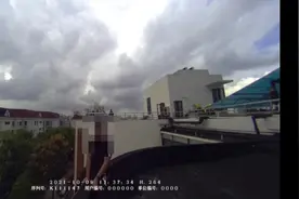 上海一男子升职后压力太大坐在天台想跳楼，被公安消防救下图片