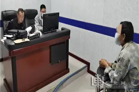 男子饮酒过量产生幻觉 对路边车辆大打出手图片