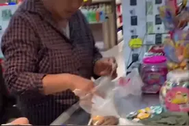 用魔法打败魔法！湖南大妈攒糖果代替零钱火遍全网，超市回应：都收了，阿姨很可爱图片
