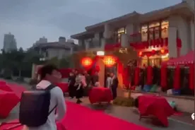 真·门当户对！山东一对新婚夫妻是门对门邻居，网友：回娘家只用2秒图片