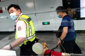 盲人出行不便 宝妈忘带手机 老人迷失车站图片