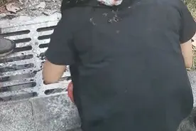 低俗直播群聚街头，惩罚游戏刷低下限...图片