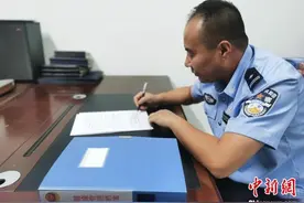 通讯：探访内蒙古西部最大侨乡的“全能”警察：治病、算账、找牲畜样样行图片