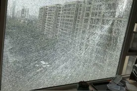 杭州女业主大半夜被客厅玻璃自爆吓醒，玻璃自爆究竟啥原因，物业回应了图片