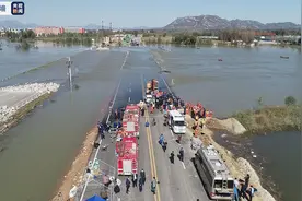河北坠河大巴系世界500强企业通勤班车，事发前当地连续下雨图片