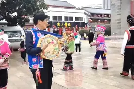 “花仙子”身边，昆明市民跳起云南彝族左脚舞，出脚整齐太好看图片
