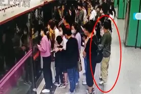北京地铁五号线，绿衣人上上下下、左顾右盼！果然有隐情图片