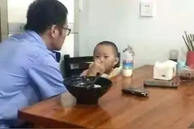 吃饱了！警察叔叔送你回家图片