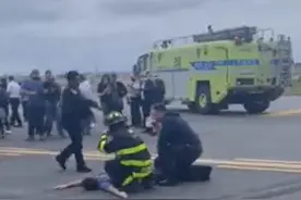 美国男子被误当恐怖分子按倒在地搜查 乘客误认相机为爆炸装置图片