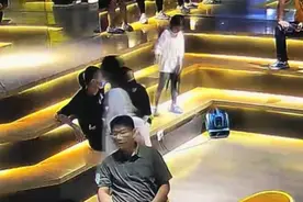 8岁女孩花钱撸猫被抓伤，肇事猫咪没接种完驱虫疫苗就上岗图片