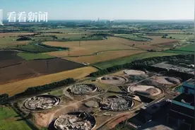 英国四座冷却塔瞬间爆破拆除图片
