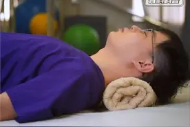 一张纸自测颈椎是否健康，用矿泉水瓶改善颈椎图片