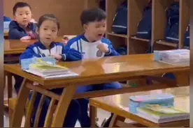 小学生课堂沉浸式演唱火了！网友：感情充沛，没有掺杂一滴技巧图片