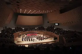 交响乐+大合唱，百人阵容恢弘演绎《红旗颂》图片