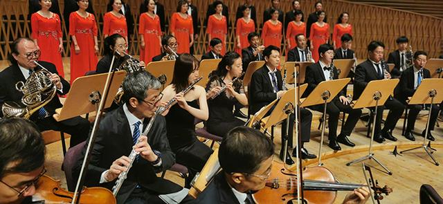 交响乐+大合唱，百人阵容恢弘演绎《红旗颂》