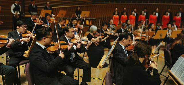 交响乐+大合唱，百人阵容恢弘演绎《红旗颂》