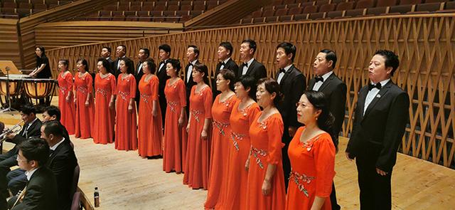 交响乐+大合唱，百人阵容恢弘演绎《红旗颂》