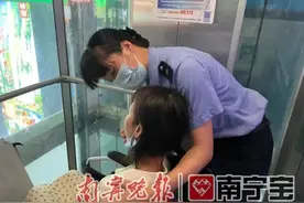女子乘车时腹痛昏迷、全身不停抽搐……铁路小姐姐这个举动太暖心图片