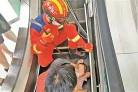 险！2岁娃手臂不慎卷入扶梯 赞！消防员十多分钟极速解救图片