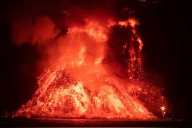 西班牙火山继续喷 滚石大如三层楼房图片