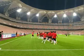 追光｜今夜，中国男足战“沙场”图片