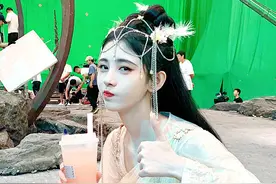 鞠婧祎新剧《花戎》杀青片场花絮曝光 穿古装喝奶茶美美比赞图片