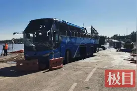 河北平山县落水大巴已打捞出水，车身挤压变形，车头受损严重图片