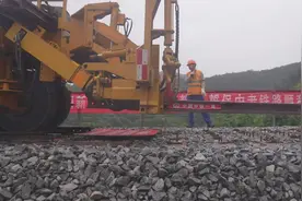 中老铁路全线铺轨完成视频封面