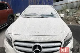 百米高空落下混凝土，10多辆私家车被砸，施工方：协商处理图片