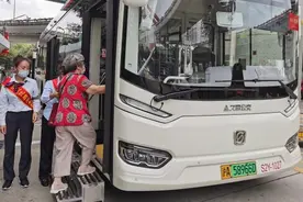 上海这趟公交推出“暖心乘”服务，老人可踏着阶梯上公交视频封面