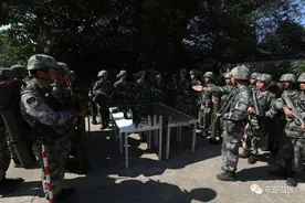 清剿残敌，装甲步兵排攻坚作战场面震撼图片