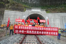 中老铁路全线铺轨完成！全长1000多公里，计划年底通车图片