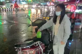 女孩公交车上突然倒地抽搐，正好遇到一名学过急救的乘客图片