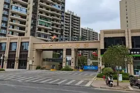 市民在上饶碧桂园众邦·永丰郡买房，装修时发现三处横梁有空洞图片