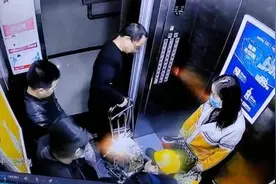 电瓶进电梯一秒钟就擦出火花，吓跑其他乘客！物业：已规劝当事业主图片