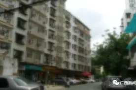 南宁有人在路边绿化树底下藏东西，引起了警方注意......图片