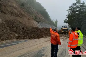 山体塌方阻断秦安县境内国道图片